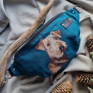 Nerka haftowana Zieleń morska Airedale Terrier